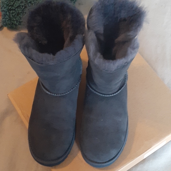 UGGS - Picture 5 of 6